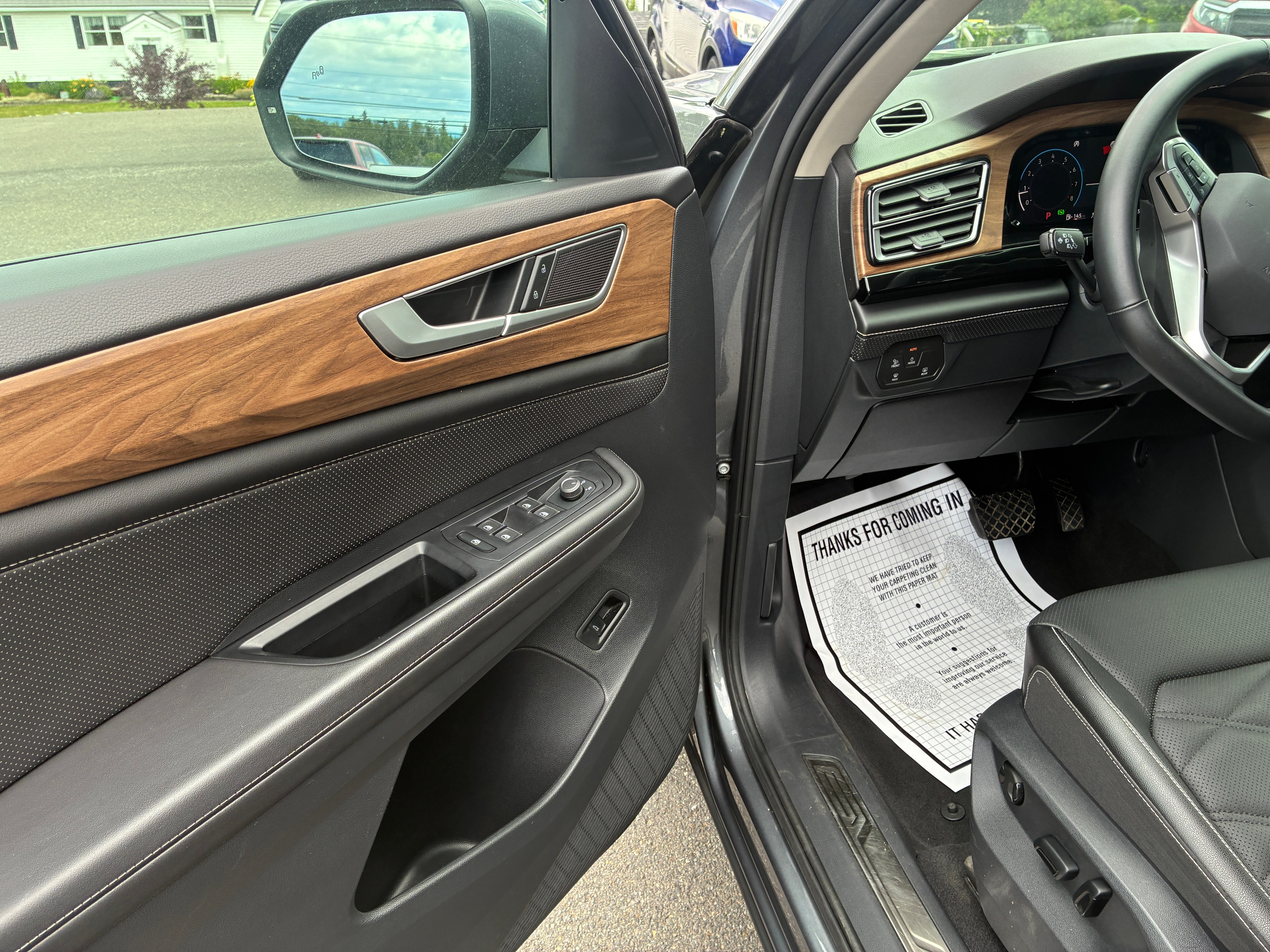 2025 Volkswagen Atlas 2.0T SE w/Technology 4MOTION