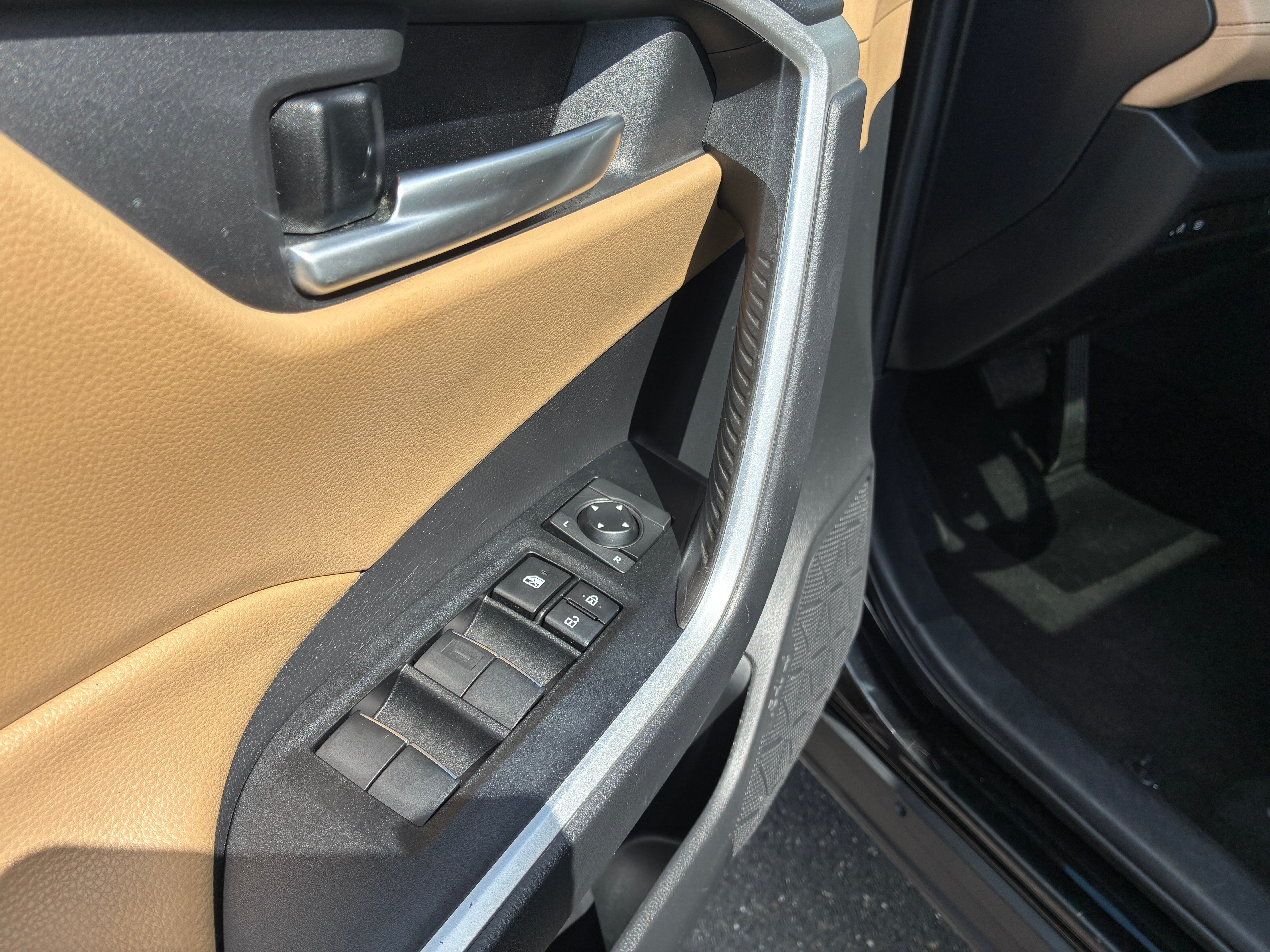 2021 Toyota RAV4 XLE Premium - Photo 21